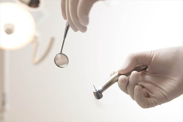 歯科医院で処置を受ける患者の目線