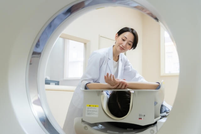 MRI撮影をする医師と患者