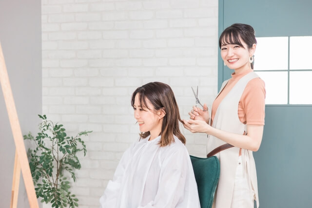 女性美容師とお客様
