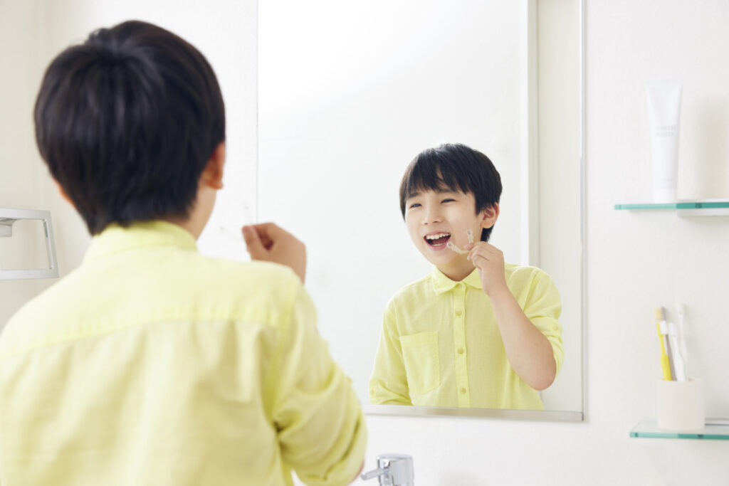 インビザラインのアライナーを着脱する男の子