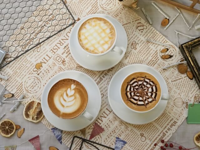 アートの施されたカフェラテ