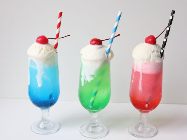 カラフルなクリームソーダ