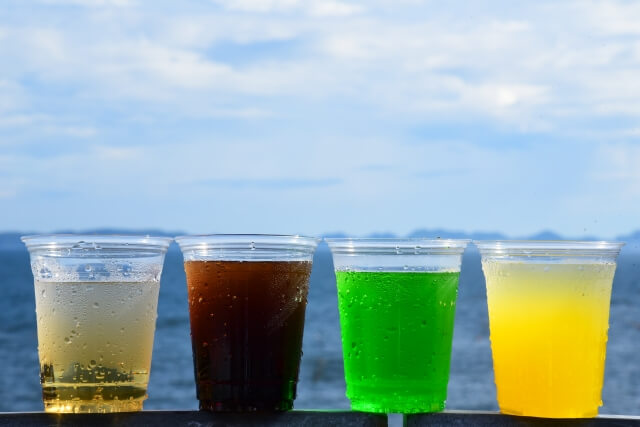 ジンジャエール、コーラ、メロンソーダ、オレンジジュース