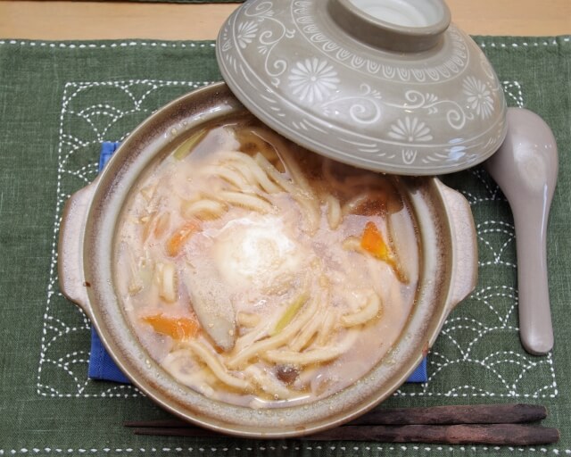 鍋に入った煮込みうどん
