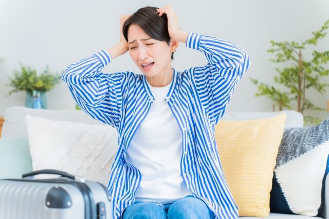 旅行先で困っている女性