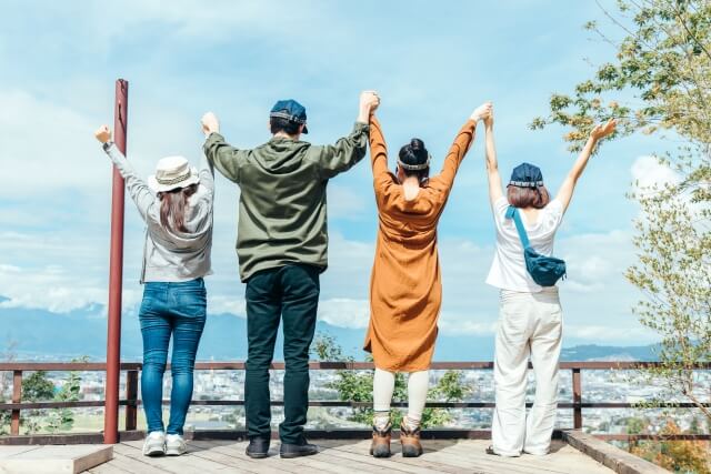 登山をする友人グループ