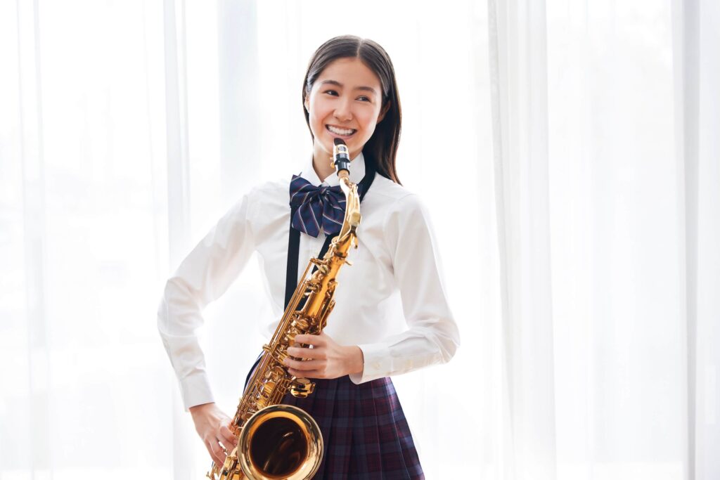サックスを吹く制服を着た女子高生