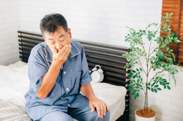 寝起きの口臭を気にする男性