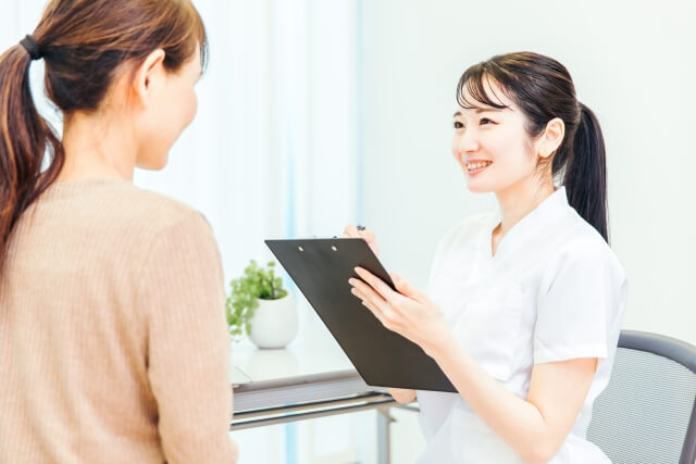 患者さんの悩みや希望を聞く医療スタッフ