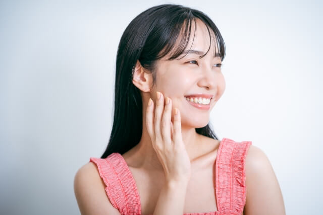 美しい歯で微笑む女性
