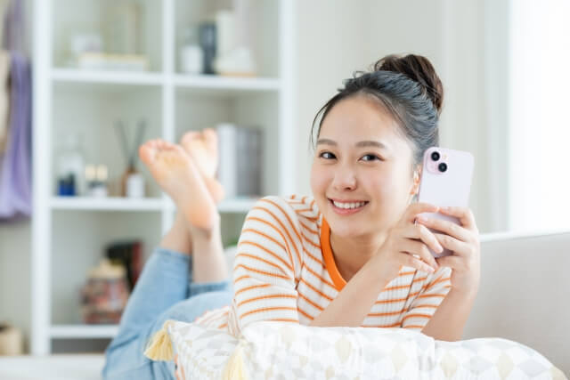 スマートフォンを操作する若い女性