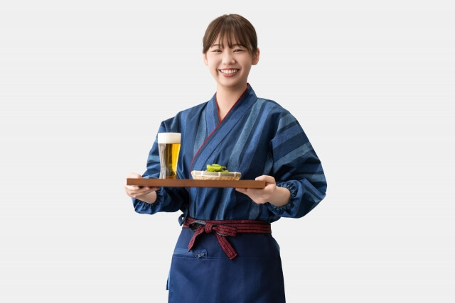居酒屋で働く若い女性