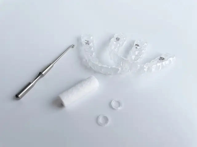 インビザラインのアライナーとエラスティックゴム