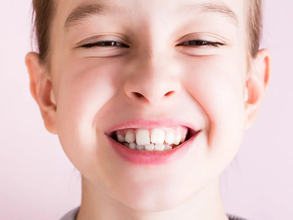 歯並びの悪い女の子