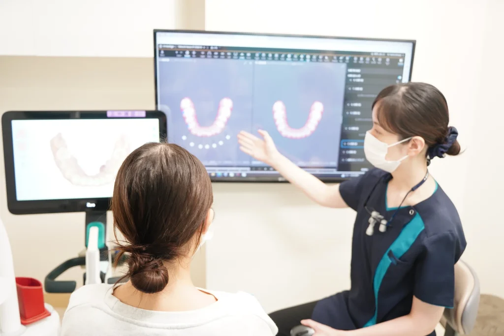 クリンチェックでのインビザライン治療計画について説明する歯科医師