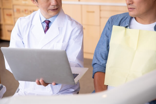 男性患者に治療計画を説明する歯科医師