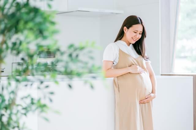 お腹をなでる妊婦